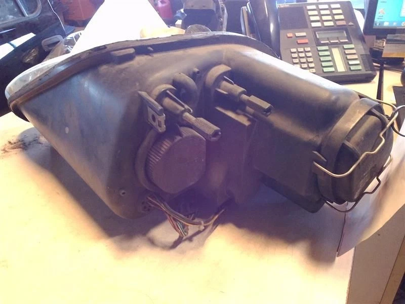 CAMBIOCOR 2002 Headlamp Assembly 178529 - Image 3 of 4