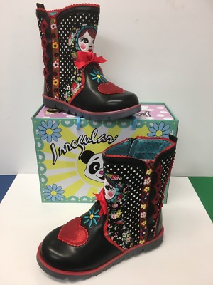 Irregular Choice ''Mini Svetlana'' Mädchen Stiefel in Schwarz mit Russia Doll Design 