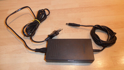Netzteil AC Adaptor Netzgerät  Toshiba PA3049U-1ACA  UA2028P01  15V - 3A   n1081