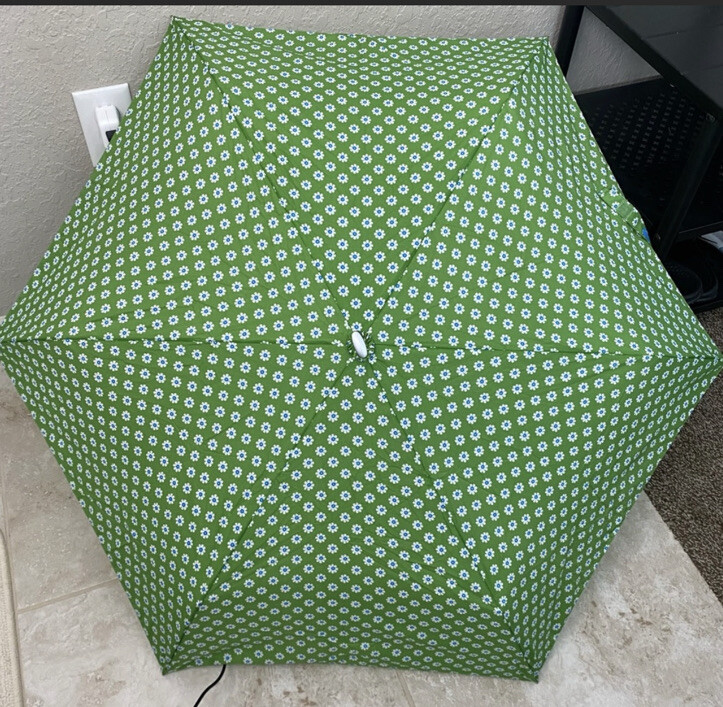 Retired Limited Ed  Vera Bradley Apple Green Umbrella, Excellent
