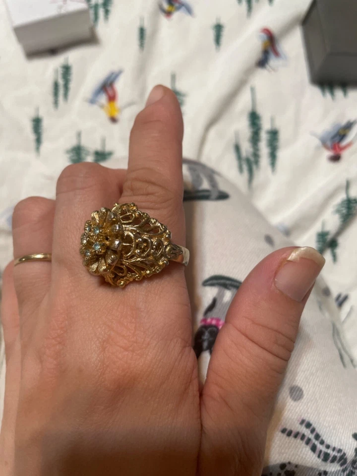 gold plated flower with magnet ring with blue jems - Image 2 of 4