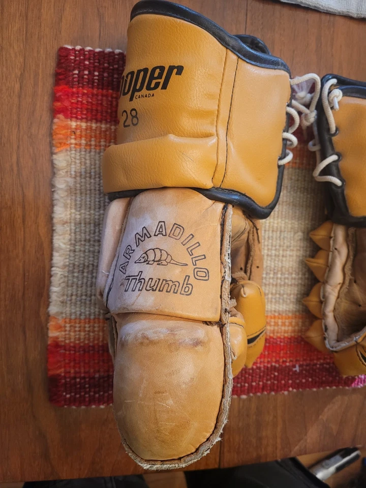 COOPER Hockey Gloves Cowhide Leather Cushioned Armadillo Thumb Size 28  - Image 4 of 4
