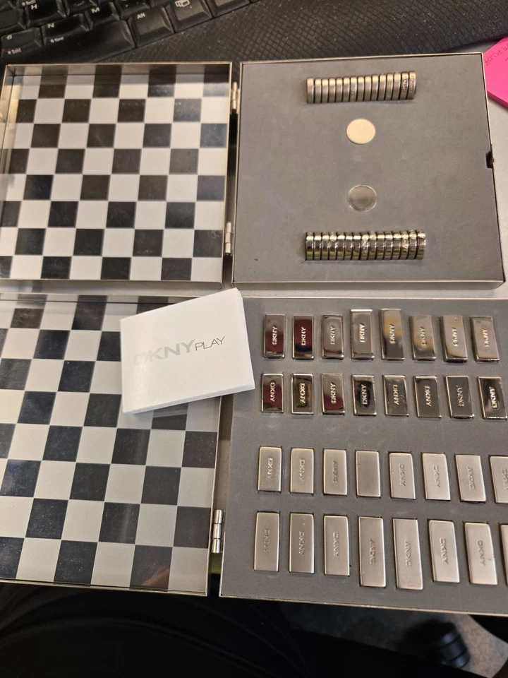Juego de ajedrez/checker magnético de viaje DKNY todo metálico excelente estado *VER DESCRIPCIÓN* Foto 2 de 4