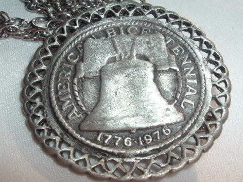 VINTAGE MEN’S 1776-1976 AMERICAN BICENTENNIAL LIBERTY BELL MEDALLION NECKLACE - Picture 1 of 6