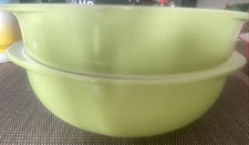 PYREX ~ LIME GREEN ROUND 8" BAKING DISH ~ #221 USA +024 2qt