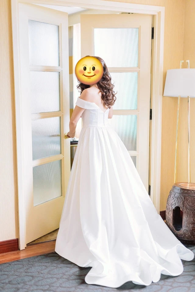Impresionante vestido de novia satinado línea A fuera del hombro, talla 4 EE. UU.  Foto 2 de 4