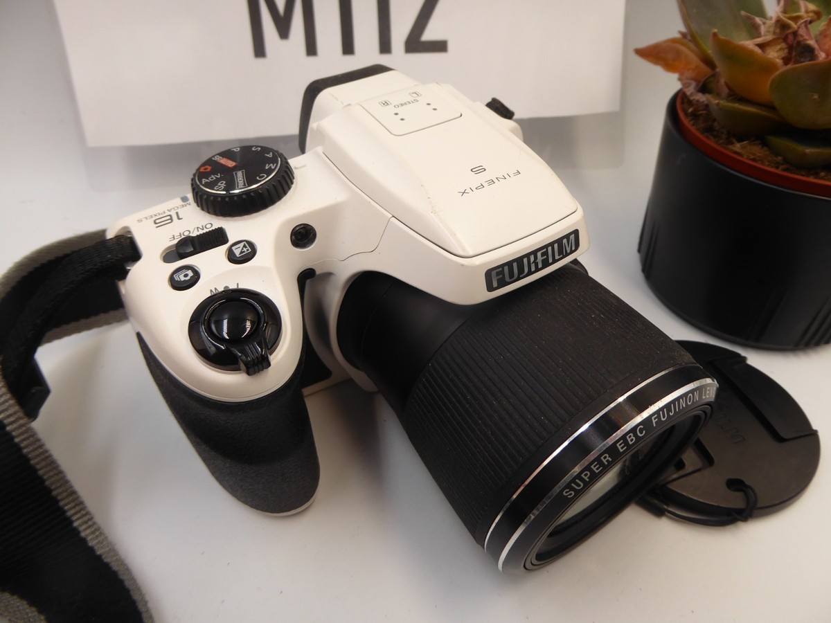 Fujifilm FinePix S8200 HD Digital Bridge Camera 16.4mp 40x Zoom