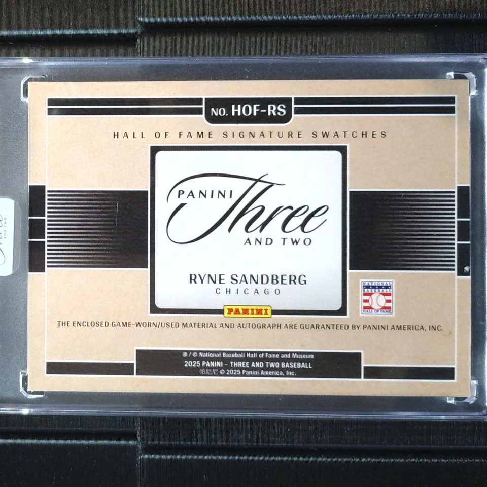 2025 Panini Three & Two Ryne Sandberg Подпись Зала славы Образцы Ношеные в игре! Зеленый /5 - Изображение 2 из 2