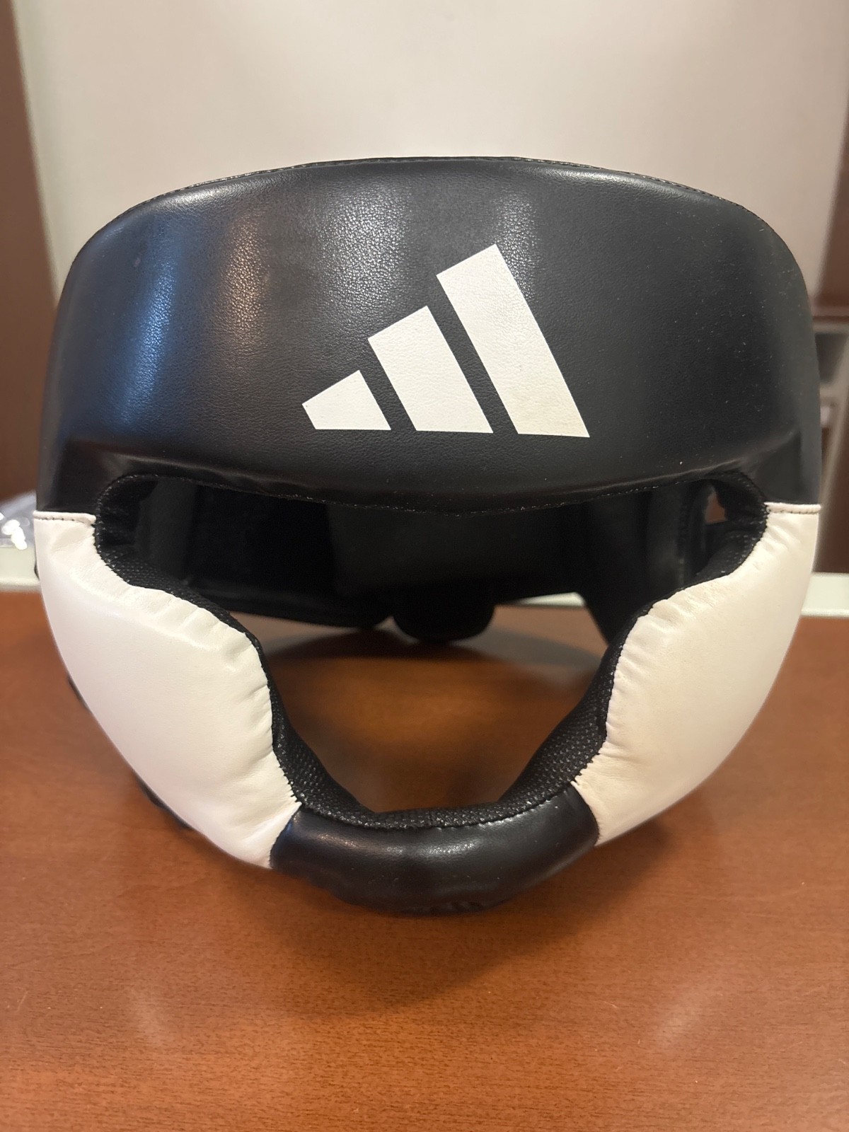 casco da boxe adidas nero e bianco, dimensioni regolabili, usato solo due volte.
