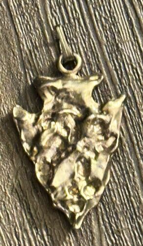 VINTAGE ARROWHEAD CHARM NECKLACE PENDANT GOLD TONE GOLD NUGGET STYLE METAL - Picture 2 of 3
