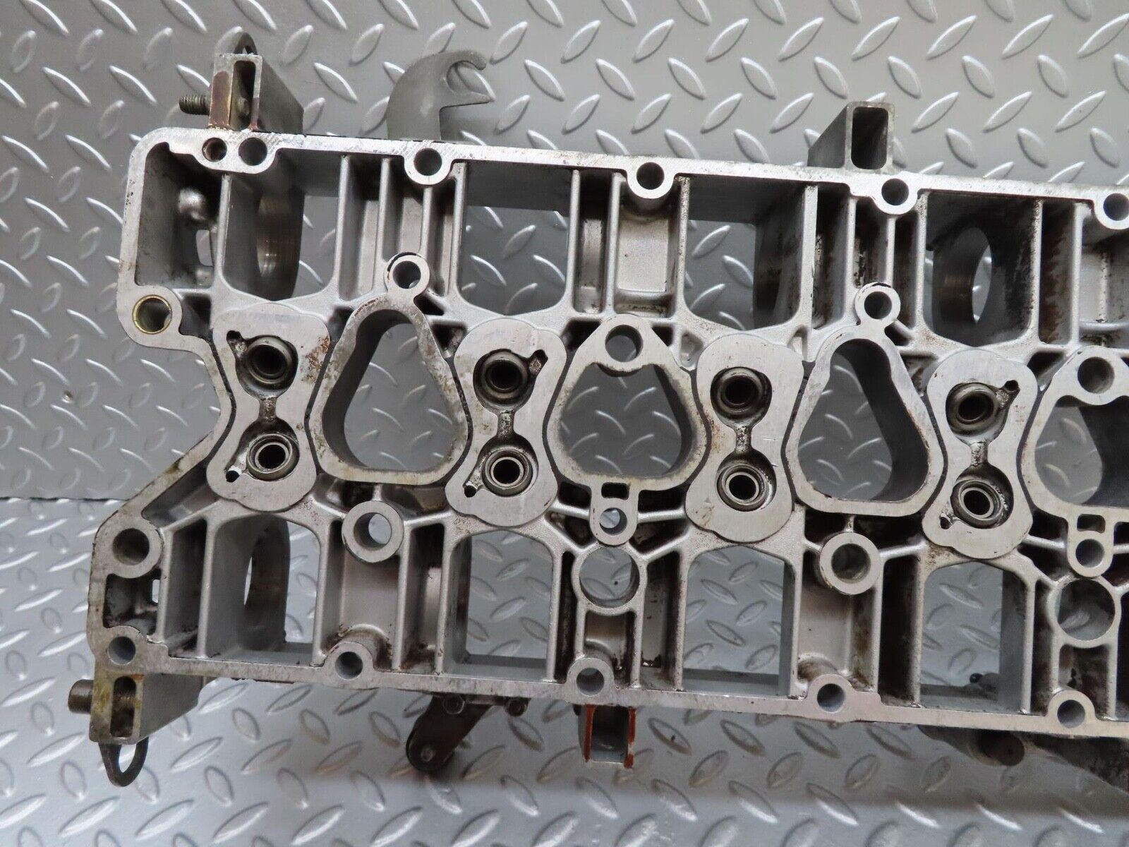 8555 Mercedes-Benz W114 Camshaft Bearing Casing 1100163304 for 