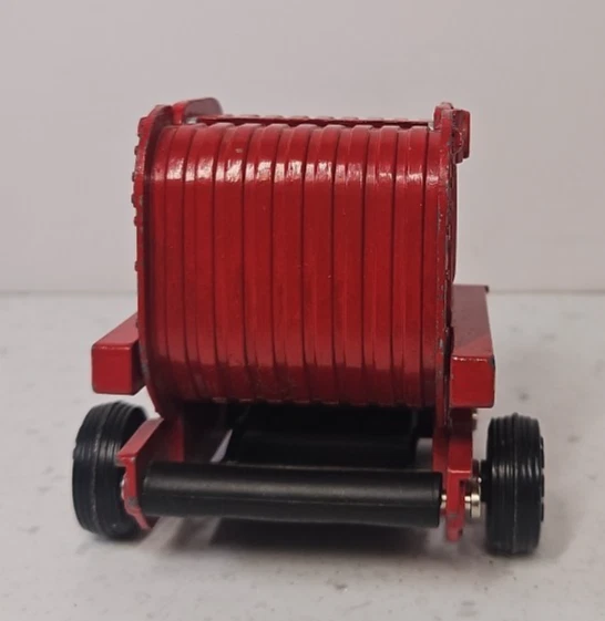 Круглый пресс для сена ERTL IH International 2400, красные ободы, 1/64 см. описание - Изображение 2 из 4