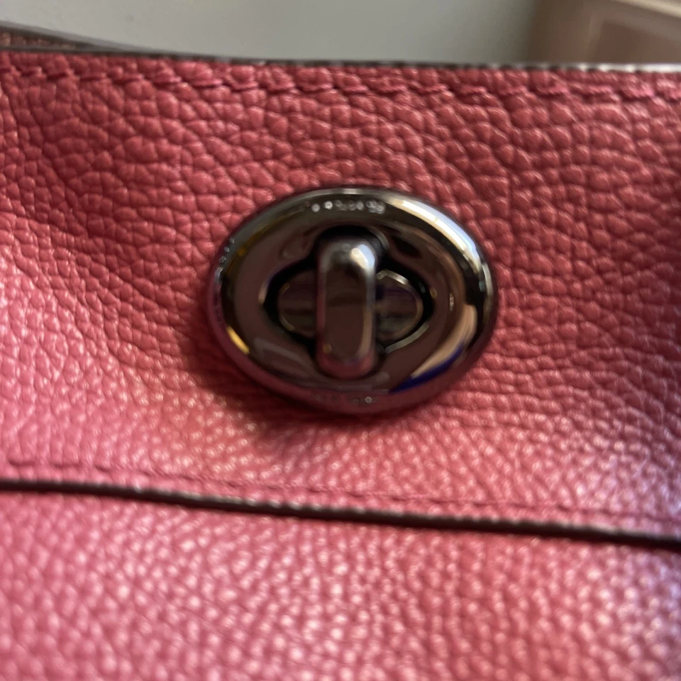 Bolso de Hombro Coach 36855 Turnlock Edie Cuero Guijarro Rosa Usado Foto 4 de 4