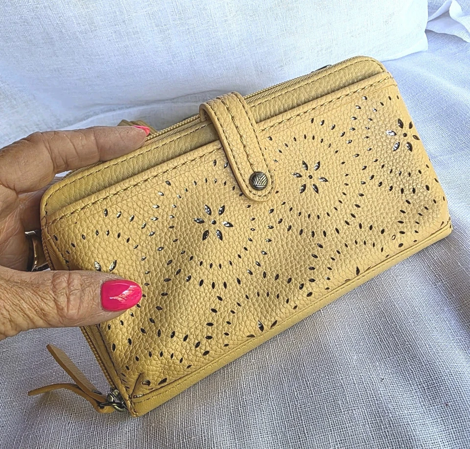 Cartera bandolera grande para teléfono The Sak Iris amarillo claro perforada floral Foto 2 de 4