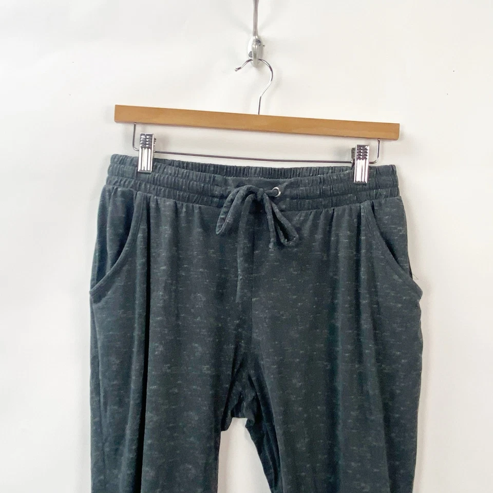 Pantalones deportivos SO Lounge medianos para mujer grises con cordón cintura elástica Foto 3 de 4