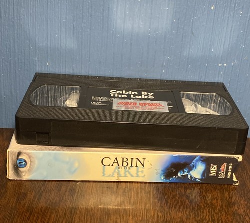 CABIN BY THE LAKE 2000, VHS Tape - J NELSON Horror Movie, Ex-Rental Y2K VGG Copy - Foto 3 di 12