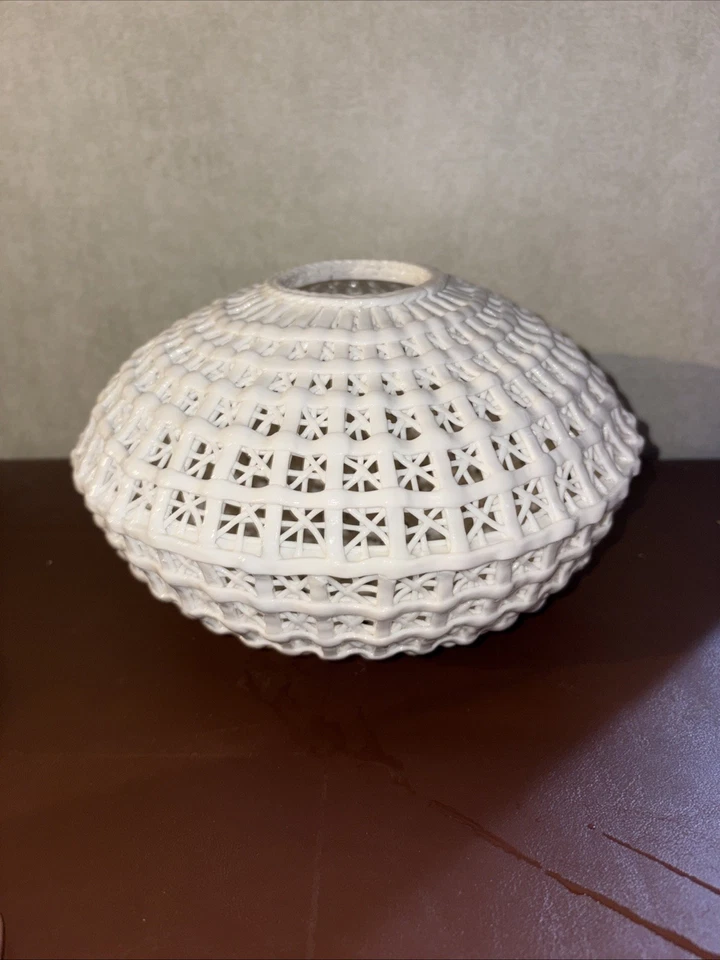 VINTAGE DEHUA CHINESE LATTICE  HANDWORK PORCELAIN VASE/LUMINARY LANTERN 9" - Image 2 of 4