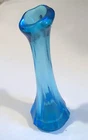 VINTAGE MINATURE BLUE FENTON SWUNG BUD VASE