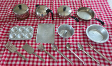 VTG CHILDS METAL ALUMINUN KITCHEN COOKWARE PLAYSET TABLE CLOTH POTS PAN TEA POT