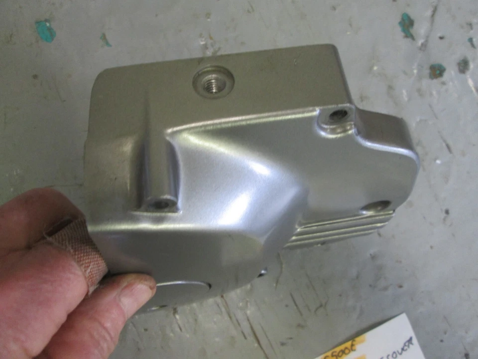 CUBIERTA PIÑÓN MOTOR SUZUKI 1991-1996 GS500E 11361-01D00 CON LIBERACIÓN EMBRAGUE Foto 2 de 4