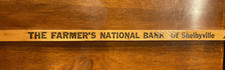 Shelbyville TN Farmers National Bank Bastone da giardino in legno, vicino a Jack Daniels
