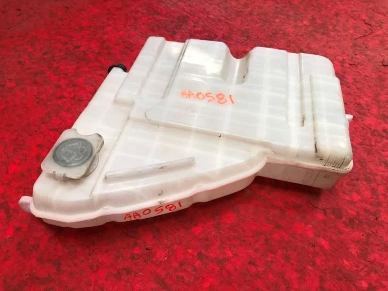 Mitsubishi Fuso FE180 2010 4,9 L diésel usado limpiaparabrisas depósito desbordamiento Foto 2 de 4