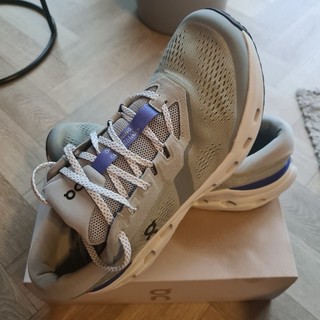 On Cloudrunner 3 Grösse 45 heller stylischer Sneaker Grau Weiß Laufschuhe Cloud
