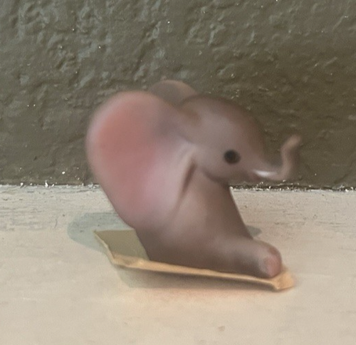 Tiny Ceramic Sitting Baby Elephant - Matte Glaze - on Orig Card w/Price Sticker - Bild 3 von 6