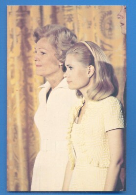 PAT UND TRICIA NIXON COX STELLEN EINE MUTIGE FRONT AUF.9. AUGUST 1974.POSTKARTE
