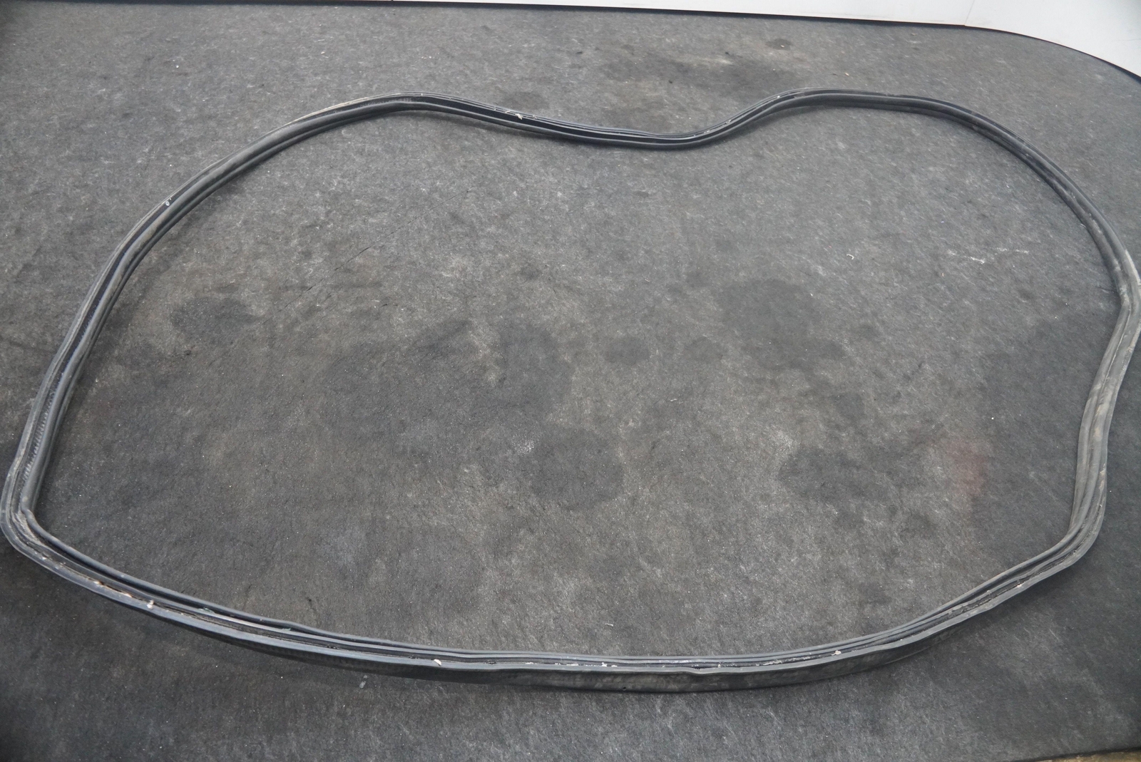 Rear Trunk Lid Gate Weather Strip Seal Rubber Gasket 4ML827705 Lamborghini Urus