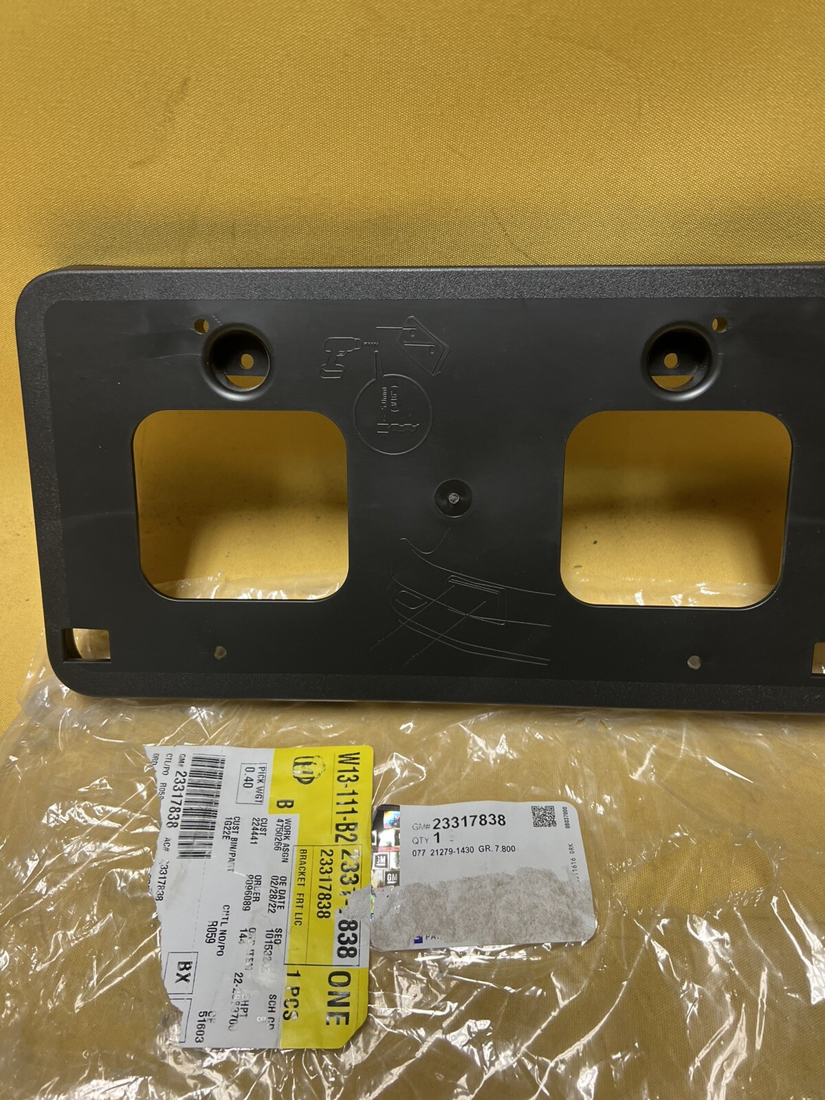 2016 2017 CHEVY MALIBU FRONT LICENSE PLATE HOLDER NEW OEM GM 23317838