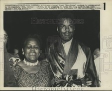 1957 Press Photo Boxer Tommy Jackson and mother in New York Polo Grounds