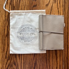 Foxy Fix No. Cuaderno de viaje de 5 cuero SUGAR COOKIE columna ancha con bolsa para el polvo