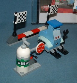 CARS, TOKYO PIT STOP SET 8206 - LEGO - 2011 - USED