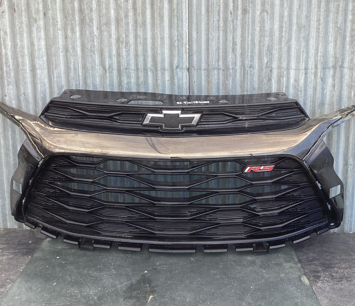 2021-2023 CHEVROLET TRAILBLAZER RS FRONT BUMPER GRILLE OEM 42797386S