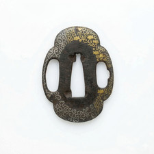 Tsuba in ferro, gusto Higo, karakusa + pianta di kiri oro + argento nunome.  T577382
