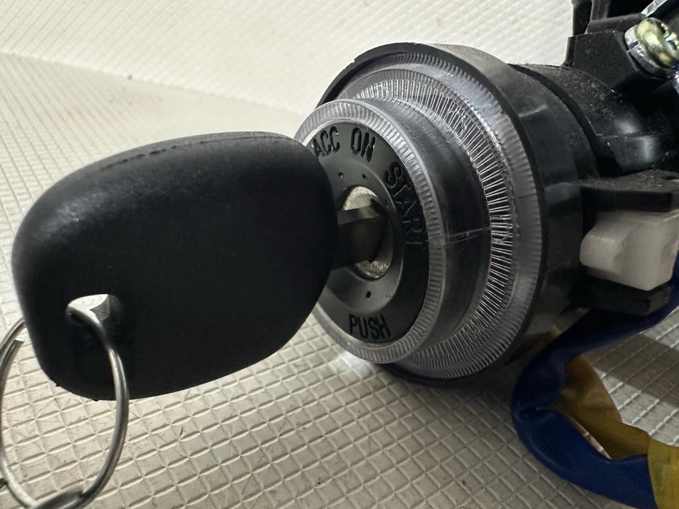 Interruptor de bloqueo de encendido y cerradura de puerta Kia Rio 2016-2017 con llave y moldura inferior OEM Foto 3 de 4