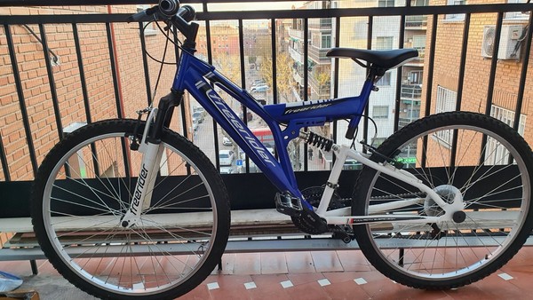 bicicleta de montaña con amortiguadores