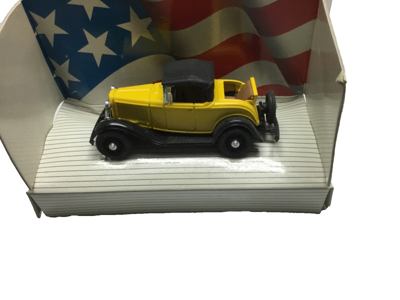 Ertl 1932 Ford Roadster Yellow Classic Die Cast  1:43 Scale
