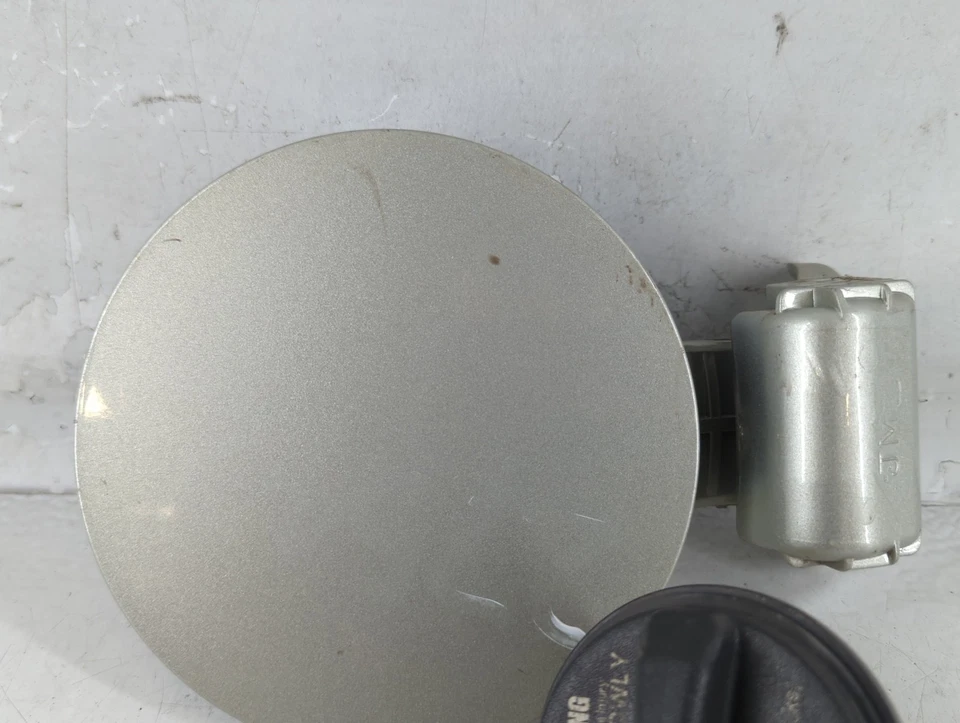 2007 Hyundai Tucson Fuel Tank Door Lid Gas Tank Silver VXA5D - Image 2 of 4