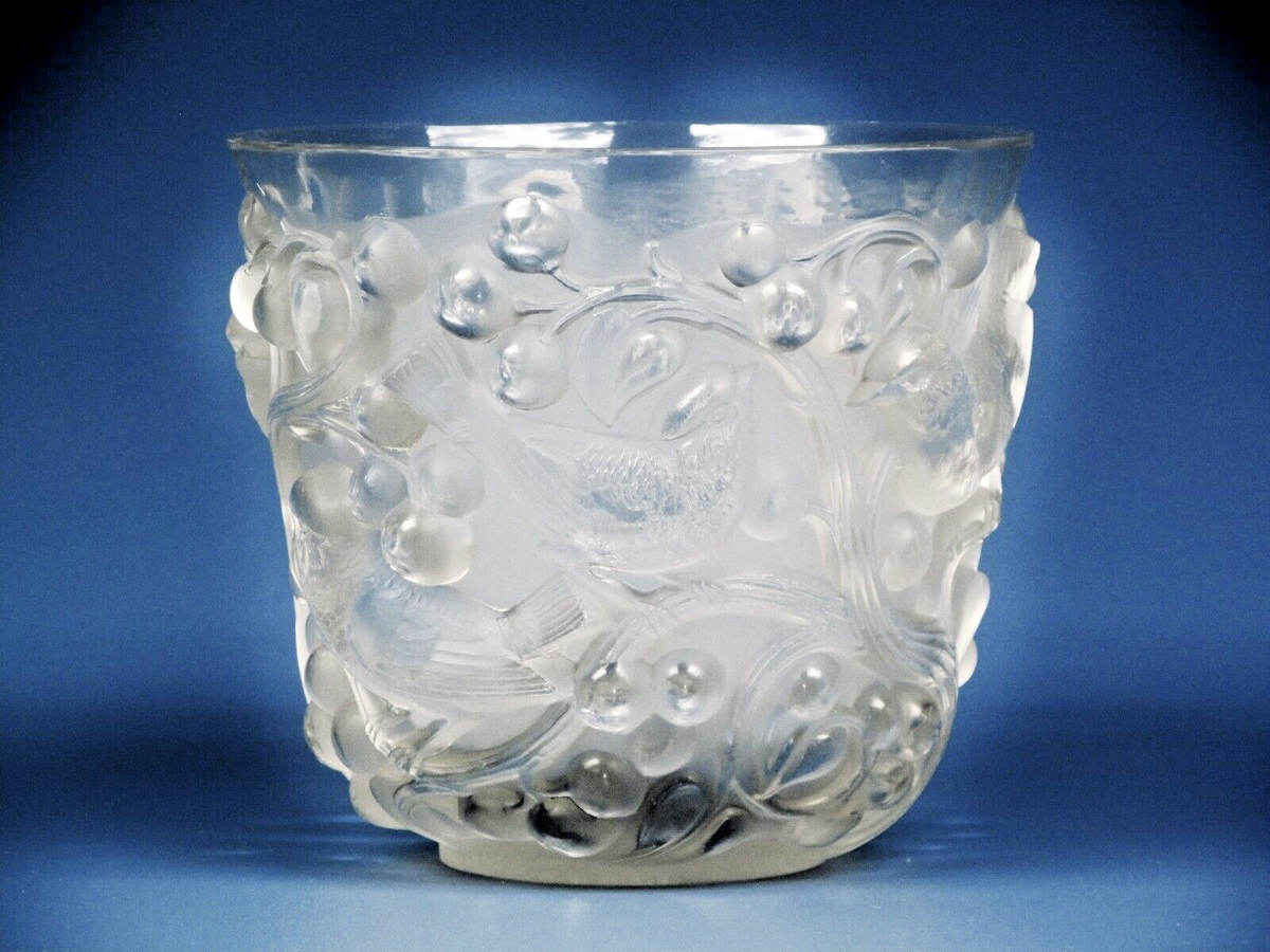 R.Lalique France Avallon: Frosted birds in grapes & vines motif