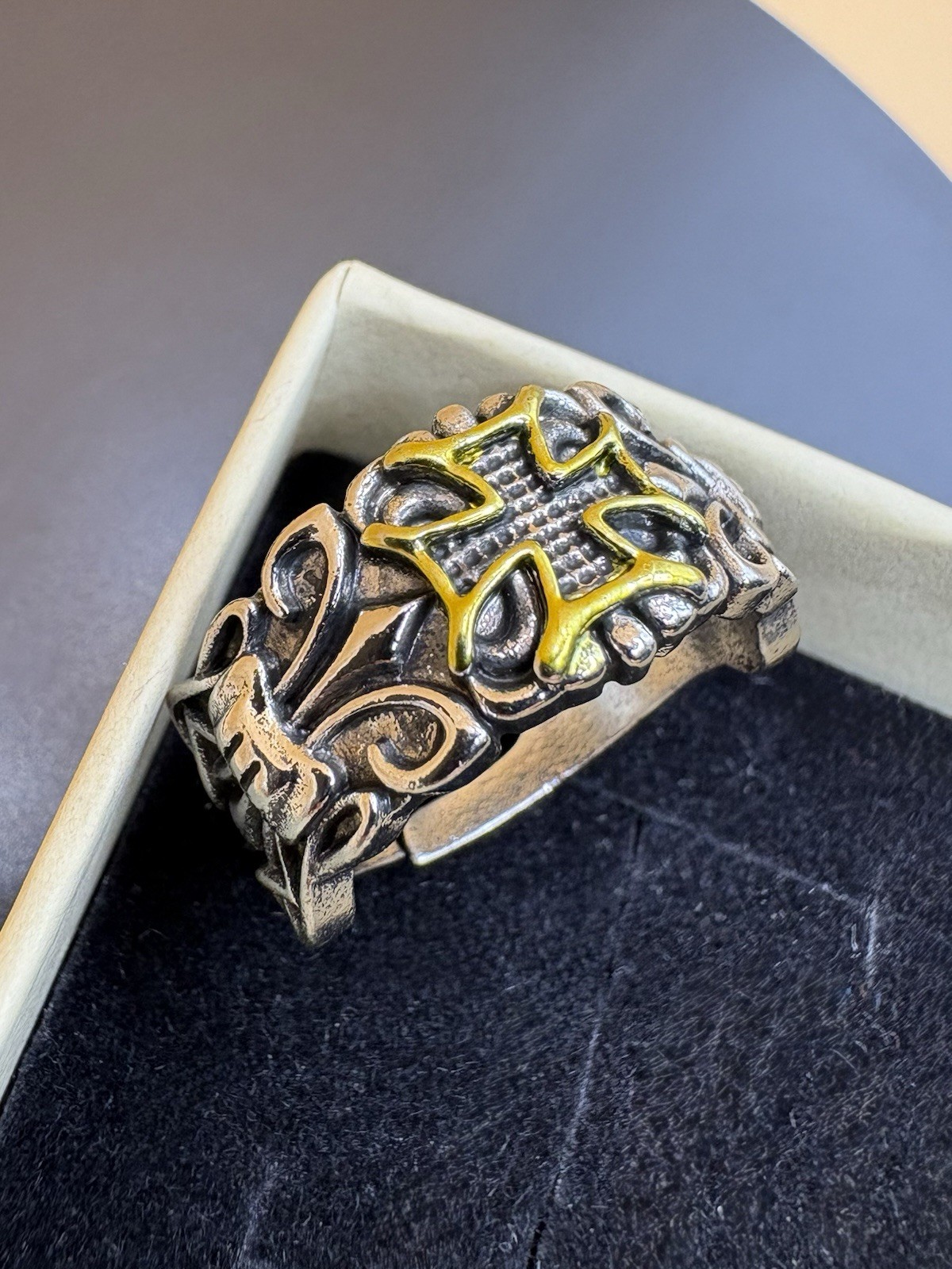 Chevalière médiévale fleur de lys bague réglable pour reconstitutions