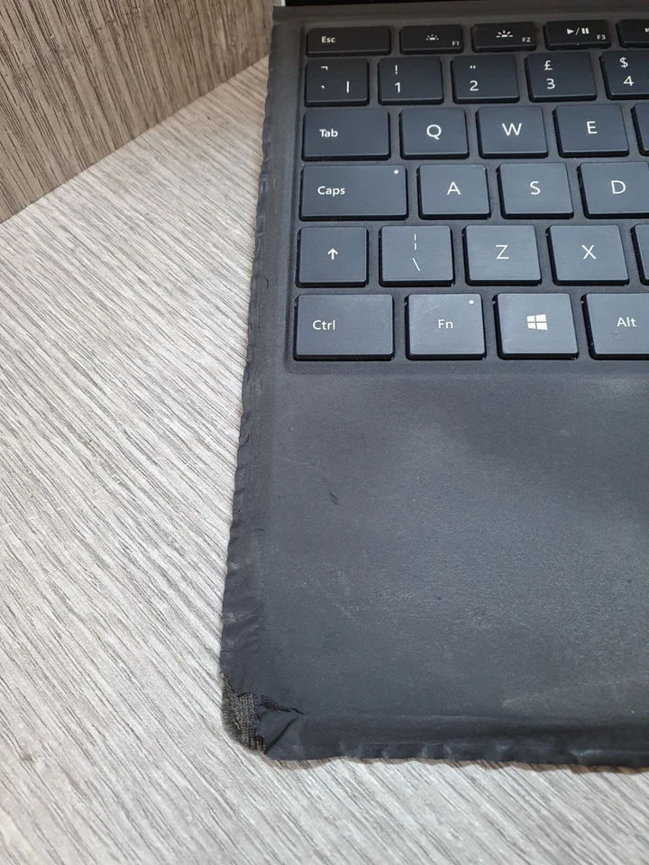 Microsoft Surface Pro (5th Gen) 12.3" M3-7Y30 4GB RAM 128GB NVMe Grade C EE1102 - Image 3 of 4