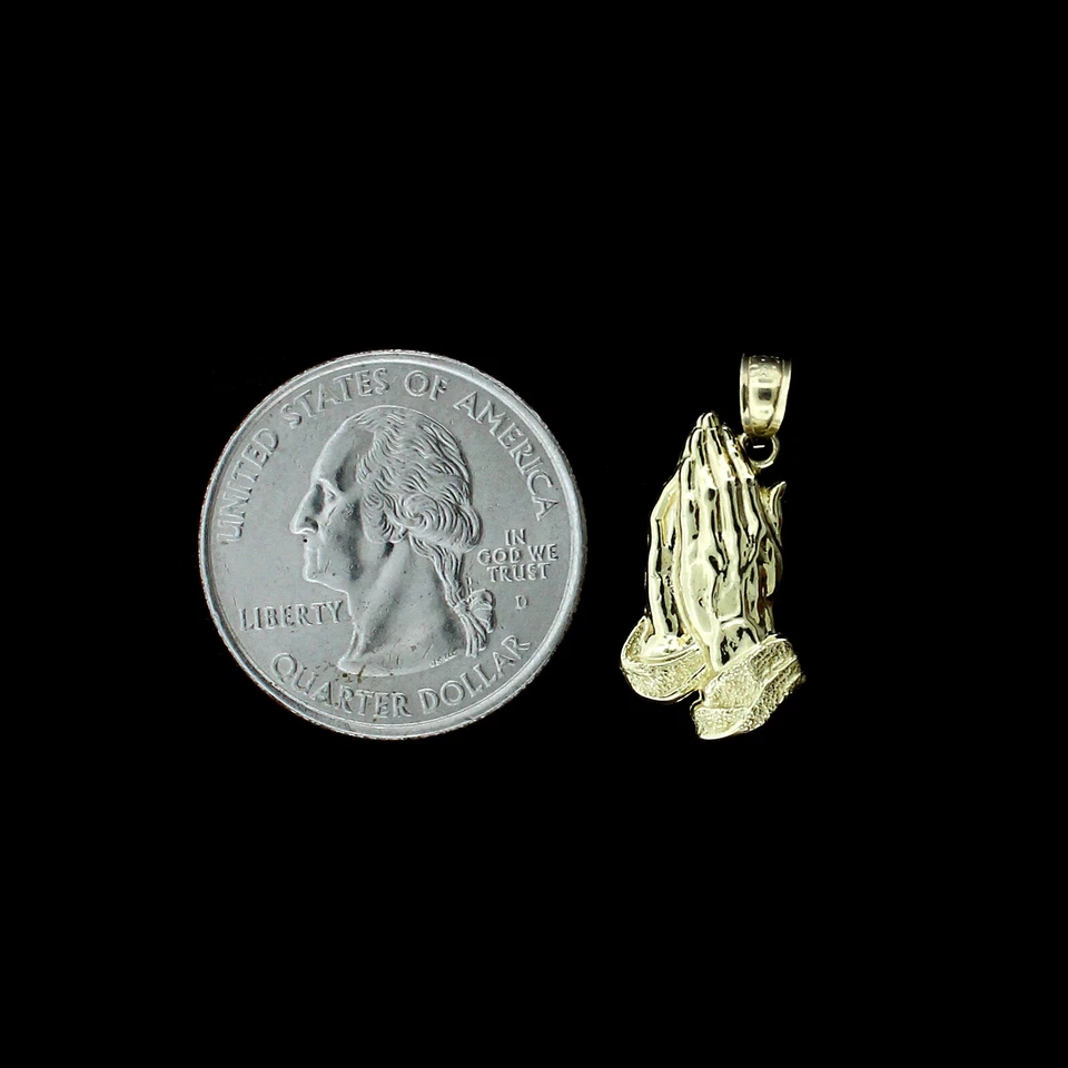 Colgante de manos de oración de oro amarillo de 10 quilates con corte de diamante y cadena de cuerda de 2 mm Foto 2 de 4