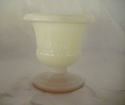 MACBETH EVANS AKRO AGATE 3'' GLASS URN MANGANESE CREAMY OPAQUE GLOW BLACK LIGHT