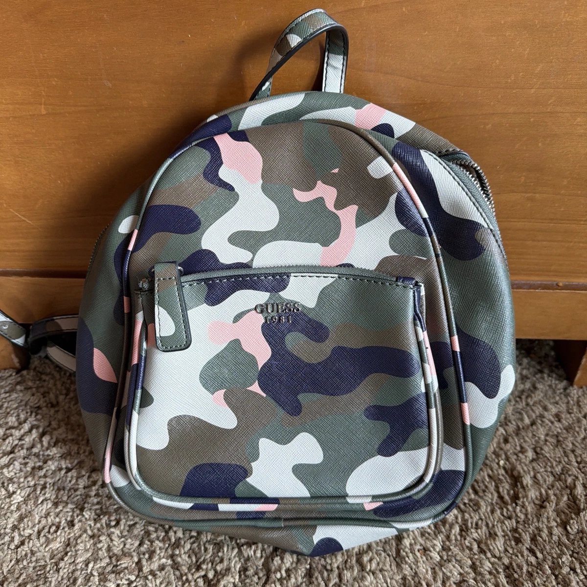 guess camo mini backpack Factory Evan Color-Block Crossbody FEATURES Replaces B000053890299 12439Description A commuters best friend Backpacks GUESS | Vinted