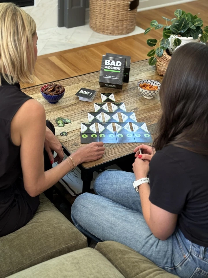 Juego de fiesta BAD JUICIO - El juego de las opciones de vida cuestionables - Tarjeta para adultos... Foto 4 de 4