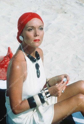 8b20-14085 Diana Rigg at the beach 8b20-14085 8b20-14085