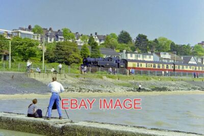 PHOTO  BR  80098 EXCITES INTEREST ON THE SEAFRONT BETWEEN LEIGH AND CHALKWELL. T