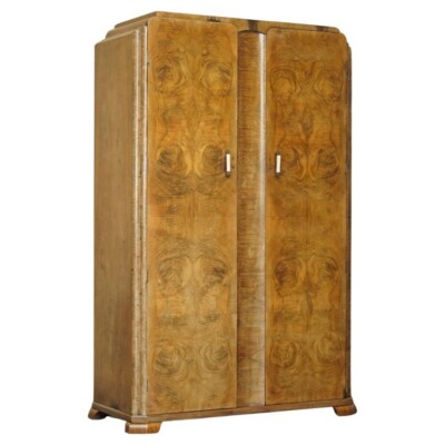 GROSSER ANTIKER ART DECO UM 1930ER JAHRE SATIN NUSSNUSS DOPPELSCHRANK TEIL DER SUITE